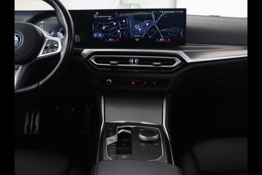 BMW 3-serie 320e M Sport | Schuifdak | Trekhaak | Leder/Alcantara | Camera | Stoel & stuurverwarming | Carplay | Sfeerverlichting | Sportstoelen | Adaptief LED | Navigatie | Park Assist | Widescreen Display | PHEV | Plug In