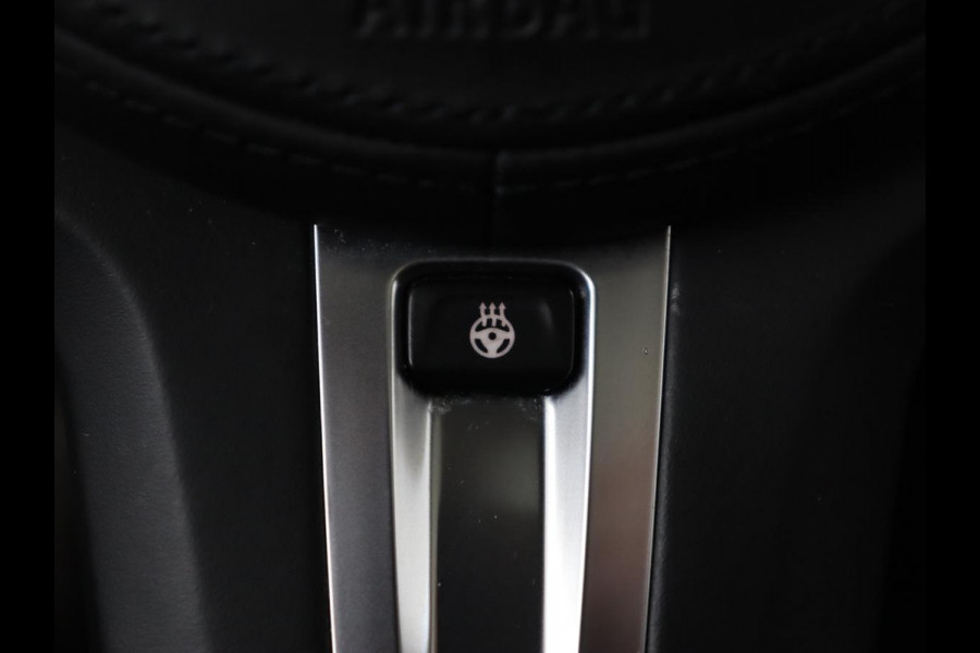 BMW 3-serie 320e M Sport | Schuifdak | Trekhaak | Leder/Alcantara | Camera | Stoel & stuurverwarming | Carplay | Sfeerverlichting | Sportstoelen | Adaptief LED | Navigatie | Park Assist | Widescreen Display | PHEV | Plug In