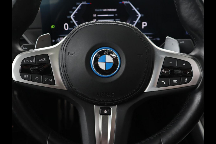 BMW 3-serie 320e M Sport | Schuifdak | Trekhaak | Leder/Alcantara | Camera | Stoel & stuurverwarming | Carplay | Sfeerverlichting | Sportstoelen | Adaptief LED | Navigatie | Park Assist | Widescreen Display | PHEV | Plug In