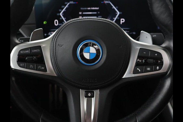BMW 3-serie 320e M Sport | Schuifdak | Trekhaak | Leder/Alcantara | Camera | Stoel & stuurverwarming | Carplay | Sfeerverlichting | Sportstoelen | Adaptief LED | Navigatie | Park Assist | Widescreen Display | PHEV | Plug In