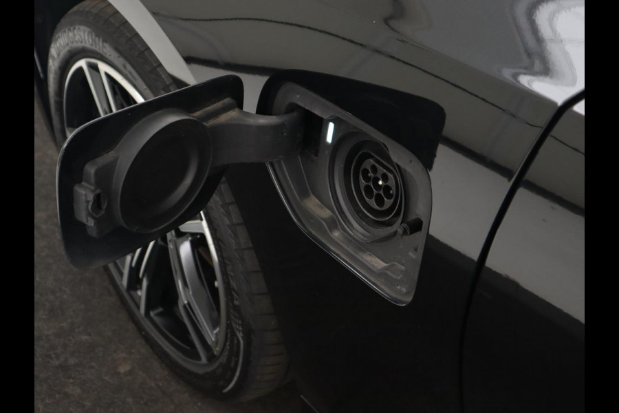 BMW 3-serie 320e M Sport | Schuifdak | Trekhaak | Leder/Alcantara | Camera | Stoel & stuurverwarming | Carplay | Sfeerverlichting | Sportstoelen | Adaptief LED | Navigatie | Park Assist | Widescreen Display | PHEV | Plug In