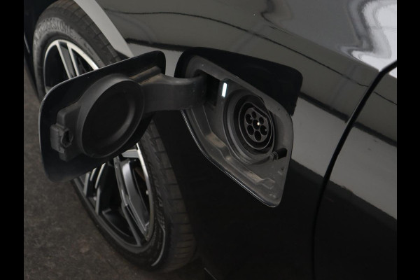 BMW 3-serie 320e M Sport | Schuifdak | Trekhaak | Leder/Alcantara | Camera | Stoel & stuurverwarming | Carplay | Sfeerverlichting | Sportstoelen | Adaptief LED | Navigatie | Park Assist | Widescreen Display | PHEV | Plug In