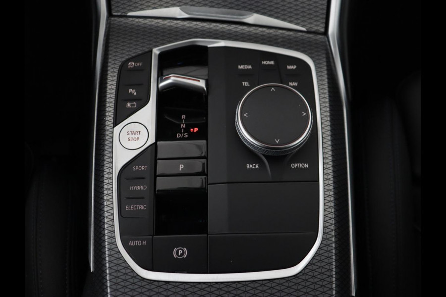 BMW 3-serie 320e M Sport | Schuifdak | Trekhaak | Leder/Alcantara | Camera | Stoel & stuurverwarming | Carplay | Sfeerverlichting | Sportstoelen | Adaptief LED | Navigatie | Park Assist | Widescreen Display | PHEV | Plug In