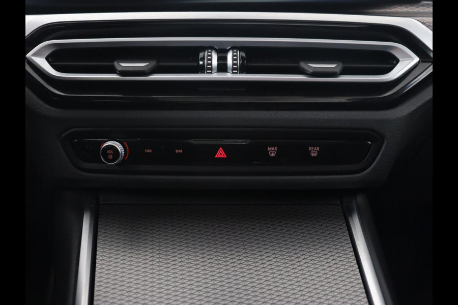 BMW 3-serie 320e M Sport | Schuifdak | Trekhaak | Leder/Alcantara | Camera | Stoel & stuurverwarming | Carplay | Sfeerverlichting | Sportstoelen | Adaptief LED | Navigatie | Park Assist | Widescreen Display | PHEV | Plug In