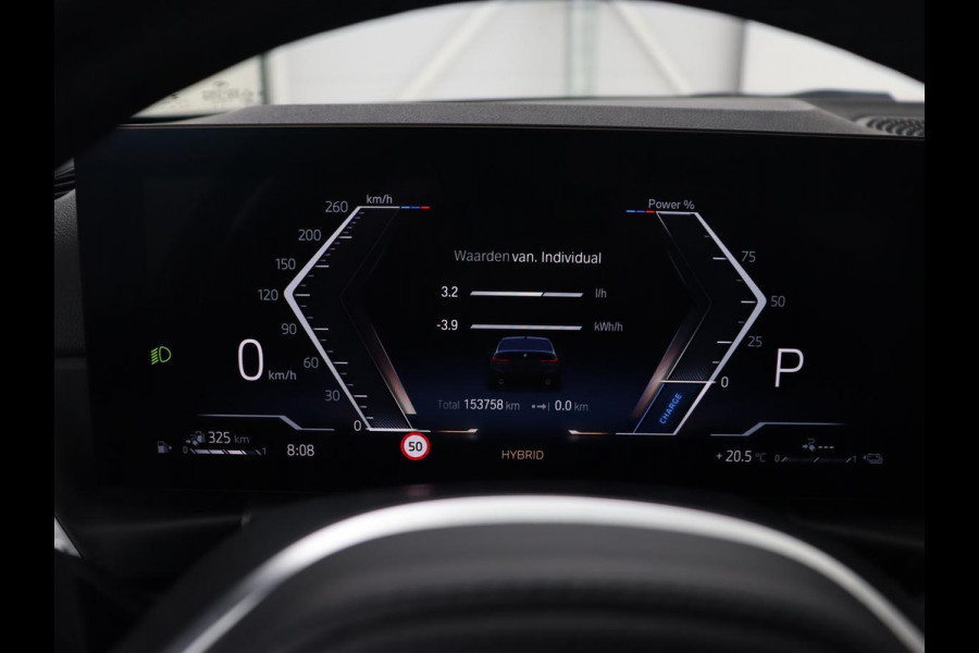 BMW 3-serie 320e M Sport | Schuifdak | Trekhaak | Leder/Alcantara | Camera | Stoel & stuurverwarming | Carplay | Sfeerverlichting | Sportstoelen | Adaptief LED | Navigatie | Park Assist | Widescreen Display | PHEV | Plug In