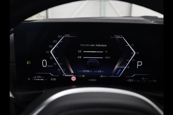 BMW 3-serie 320e M Sport | Schuifdak | Trekhaak | Leder/Alcantara | Camera | Stoel & stuurverwarming | Carplay | Sfeerverlichting | Sportstoelen | Adaptief LED | Navigatie | Park Assist | Widescreen Display | PHEV | Plug In