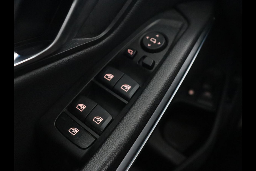 BMW 3-serie 320e M Sport | Schuifdak | Trekhaak | Leder/Alcantara | Camera | Stoel & stuurverwarming | Carplay | Sfeerverlichting | Sportstoelen | Adaptief LED | Navigatie | Park Assist | Widescreen Display | PHEV | Plug In