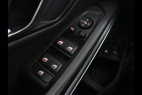 BMW 3-serie 320e M Sport | Schuifdak | Trekhaak | Leder/Alcantara | Camera | Stoel & stuurverwarming | Carplay | Sfeerverlichting | Sportstoelen | Adaptief LED | Navigatie | Park Assist | Widescreen Display | PHEV | Plug In