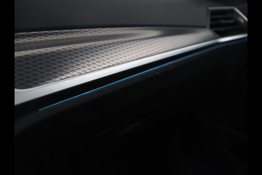 BMW 3-serie 320e M Sport | Schuifdak | Trekhaak | Leder/Alcantara | Camera | Stoel & stuurverwarming | Carplay | Sfeerverlichting | Sportstoelen | Adaptief LED | Navigatie | Park Assist | Widescreen Display | PHEV | Plug In