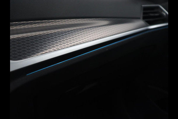 BMW 3-serie 320e M Sport | Schuifdak | Trekhaak | Leder/Alcantara | Camera | Stoel & stuurverwarming | Carplay | Sfeerverlichting | Sportstoelen | Adaptief LED | Navigatie | Park Assist | Widescreen Display | PHEV | Plug In