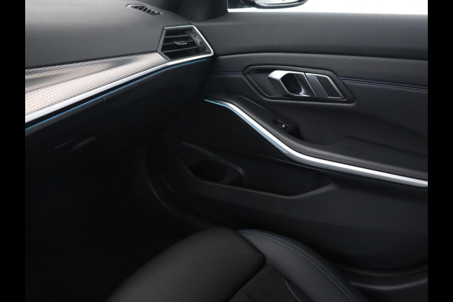 BMW 3-serie 320e M Sport | Schuifdak | Trekhaak | Leder/Alcantara | Camera | Stoel & stuurverwarming | Carplay | Sfeerverlichting | Sportstoelen | Adaptief LED | Navigatie | Park Assist | Widescreen Display | PHEV | Plug In