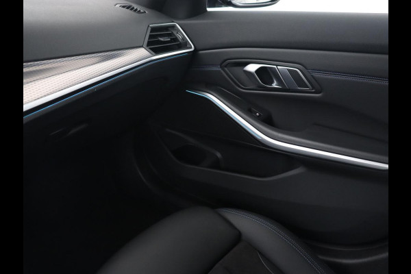 BMW 3-serie 320e M Sport | Schuifdak | Trekhaak | Leder/Alcantara | Camera | Stoel & stuurverwarming | Carplay | Sfeerverlichting | Sportstoelen | Adaptief LED | Navigatie | Park Assist | Widescreen Display | PHEV | Plug In