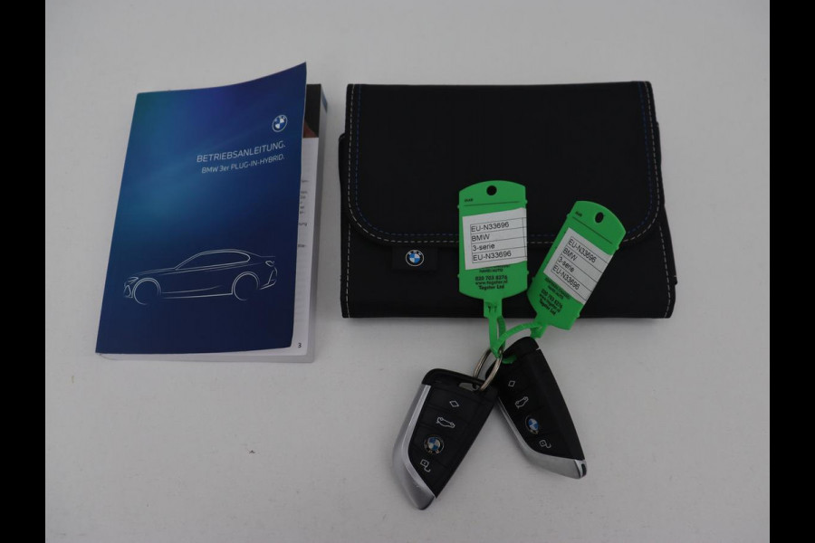 BMW 3-serie 320e M Sport | Schuifdak | Trekhaak | Leder/Alcantara | Camera | Stoel & stuurverwarming | Carplay | Sfeerverlichting | Sportstoelen | Adaptief LED | Navigatie | Park Assist | Widescreen Display | PHEV | Plug In