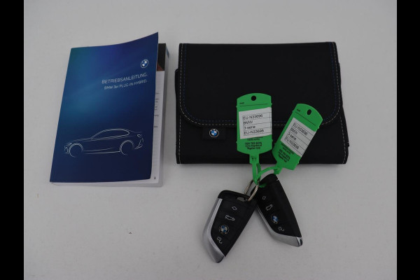 BMW 3-serie 320e M Sport | Schuifdak | Trekhaak | Leder/Alcantara | Camera | Stoel & stuurverwarming | Carplay | Sfeerverlichting | Sportstoelen | Adaptief LED | Navigatie | Park Assist | Widescreen Display | PHEV | Plug In