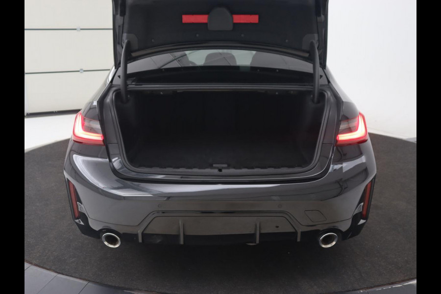 BMW 3-serie 320e M Sport | Schuifdak | Trekhaak | Leder/Alcantara | Camera | Stoel & stuurverwarming | Carplay | Sfeerverlichting | Sportstoelen | Adaptief LED | Navigatie | Park Assist | Widescreen Display | PHEV | Plug In