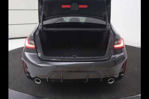 BMW 3-serie 320e M Sport | Schuifdak | Trekhaak | Leder/Alcantara | Camera | Stoel & stuurverwarming | Carplay | Sfeerverlichting | Sportstoelen | Adaptief LED | Navigatie | Park Assist | Widescreen Display | PHEV | Plug In