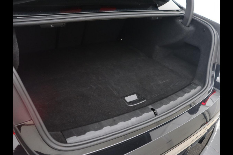 BMW 3-serie 320e M Sport | Schuifdak | Trekhaak | Leder/Alcantara | Camera | Stoel & stuurverwarming | Carplay | Sfeerverlichting | Sportstoelen | Adaptief LED | Navigatie | Park Assist | Widescreen Display | PHEV | Plug In