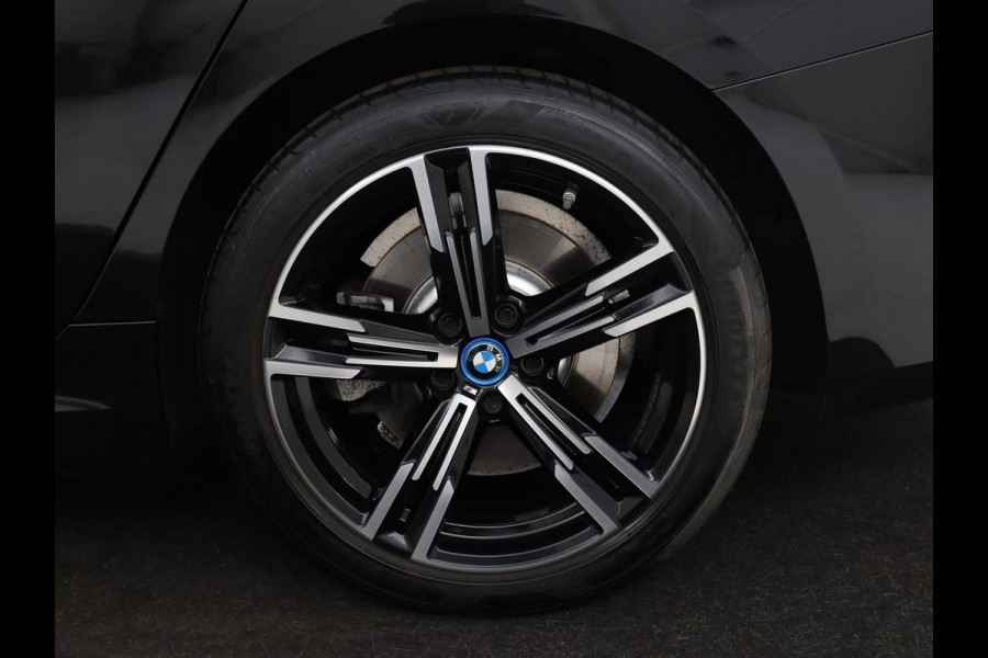 BMW 3-serie 320e M Sport | Schuifdak | Trekhaak | Leder/Alcantara | Camera | Stoel & stuurverwarming | Carplay | Sfeerverlichting | Sportstoelen | Adaptief LED | Navigatie | Park Assist | Widescreen Display | PHEV | Plug In