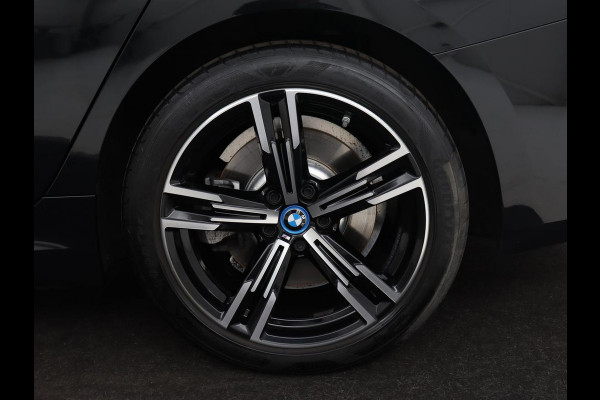 BMW 3-serie 320e M Sport | Schuifdak | Trekhaak | Leder/Alcantara | Camera | Stoel & stuurverwarming | Carplay | Sfeerverlichting | Sportstoelen | Adaptief LED | Navigatie | Park Assist | Widescreen Display | PHEV | Plug In
