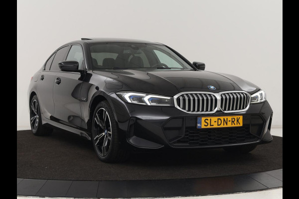 BMW 3-serie 320e M Sport | Schuifdak | Trekhaak | Leder/Alcantara | Camera | Stoel & stuurverwarming | Carplay | Sfeerverlichting | Sportstoelen | Adaptief LED | Navigatie | Park Assist | Widescreen Display | PHEV | Plug In