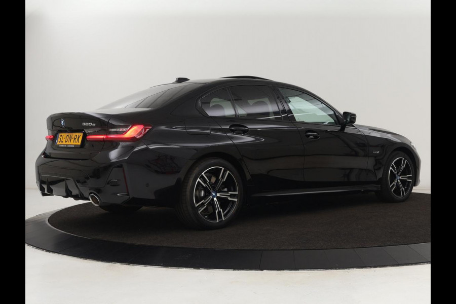 BMW 3-serie 320e M Sport | Schuifdak | Trekhaak | Leder/Alcantara | Camera | Stoel & stuurverwarming | Carplay | Sfeerverlichting | Sportstoelen | Adaptief LED | Navigatie | Park Assist | Widescreen Display | PHEV | Plug In