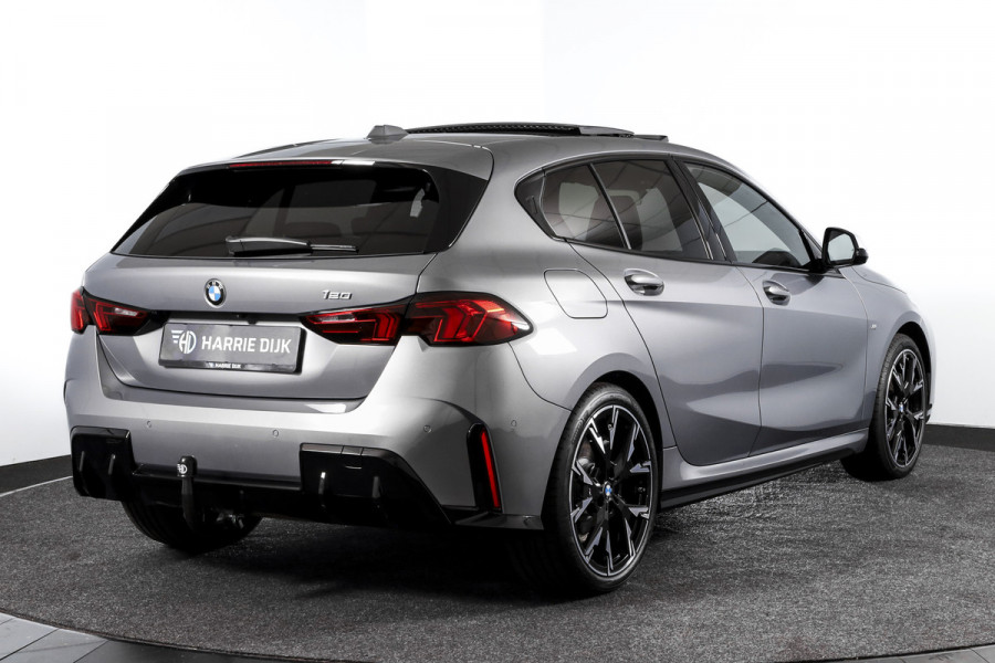 BMW 1-serie 120 M Sport | Innovation Pack | Premium Pack | S/K-Panodak | Dig. Cockpit | Adapt. Cruise | Stoel+-Stuurverw. | 360 Camera | NAV + App. Connect | Harman\Kardon | Head-Up | LM 19" | Afn. trekhaak | 1481