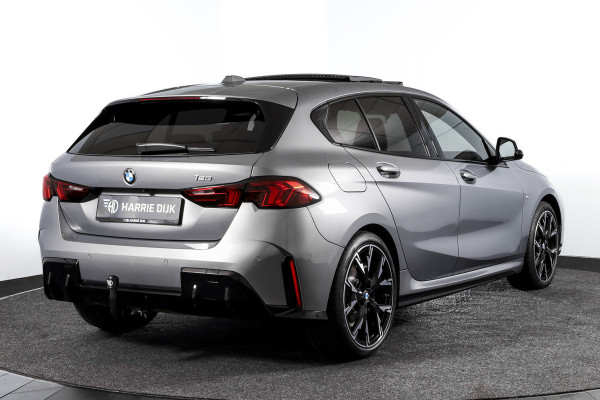 BMW 1-serie 120 M Sport | Innovation Pack | Premium Pack | S/K-Panodak | Dig. Cockpit | Adapt. Cruise | Stoel+-Stuurverw. | 360 Camera | NAV + App. Connect | Harman\Kardon | Head-Up | LM 19" | Afn. trekhaak | 1481