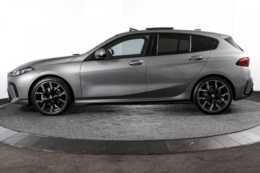 BMW 1-serie 120 M Sport | Innovation Pack | Premium Pack | S/K-Panodak | Dig. Cockpit | Adapt. Cruise | Stoel+-Stuurverw. | 360 Camera | NAV + App. Connect | Harman\Kardon | Head-Up | LM 19" | Afn. trekhaak | 1481
