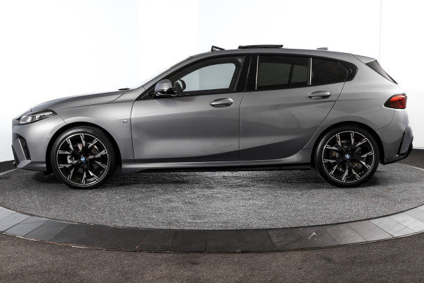 BMW 1-serie 120 M Sport | Innovation Pack | Premium Pack | S/K-Panodak | Dig. Cockpit | Adapt. Cruise | Stoel+-Stuurverw. | 360 Camera | NAV + App. Connect | Harman\Kardon | Head-Up | LM 19" | Afn. trekhaak | 1481