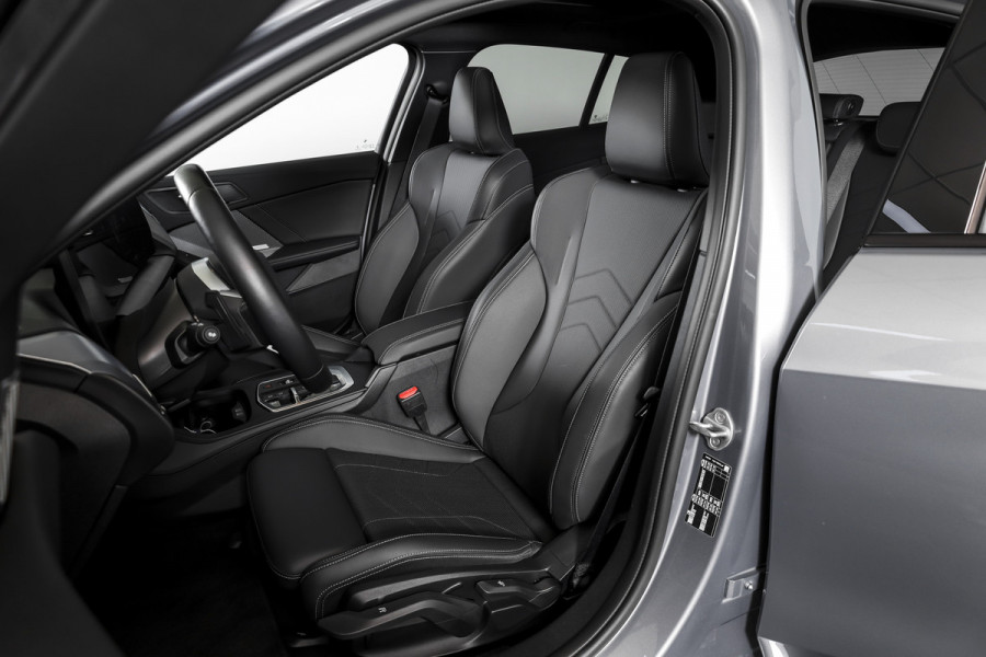 BMW 1-serie 120 M Sport | Innovation Pack | Premium Pack | S/K-Panodak | Dig. Cockpit | Adapt. Cruise | Stoel+-Stuurverw. | 360 Camera | NAV + App. Connect | Harman\Kardon | Head-Up | LM 19" | Afn. trekhaak | 1481