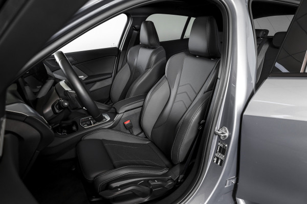 BMW 1-serie 120 M Sport | Innovation Pack | Premium Pack | S/K-Panodak | Dig. Cockpit | Adapt. Cruise | Stoel+-Stuurverw. | 360 Camera | NAV + App. Connect | Harman\Kardon | Head-Up | LM 19" | Afn. trekhaak | 1481