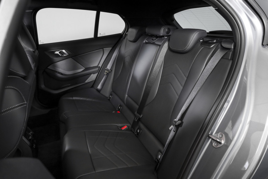 BMW 1-serie 120 M Sport | Innovation Pack | Premium Pack | S/K-Panodak | Dig. Cockpit | Adapt. Cruise | Stoel+-Stuurverw. | 360 Camera | NAV + App. Connect | Harman\Kardon | Head-Up | LM 19" | Afn. trekhaak | 1481