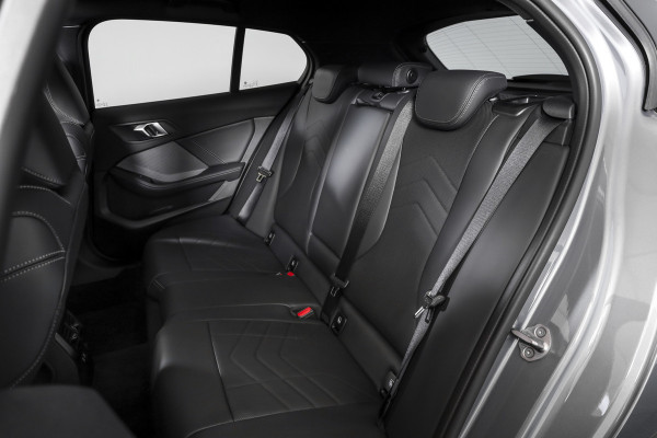 BMW 1-serie 120 M Sport | Innovation Pack | Premium Pack | S/K-Panodak | Dig. Cockpit | Adapt. Cruise | Stoel+-Stuurverw. | 360 Camera | NAV + App. Connect | Harman\Kardon | Head-Up | LM 19" | Afn. trekhaak | 1481