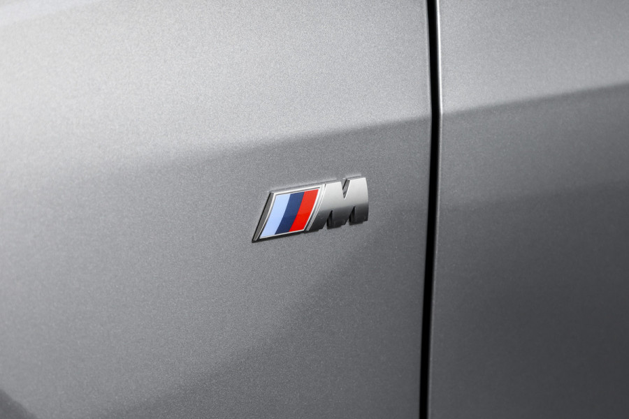 BMW 1-serie 120 M Sport | Innovation Pack | Premium Pack | S/K-Panodak | Dig. Cockpit | Adapt. Cruise | Stoel+-Stuurverw. | 360 Camera | NAV + App. Connect | Harman\Kardon | Head-Up | LM 19" | Afn. trekhaak | 1481