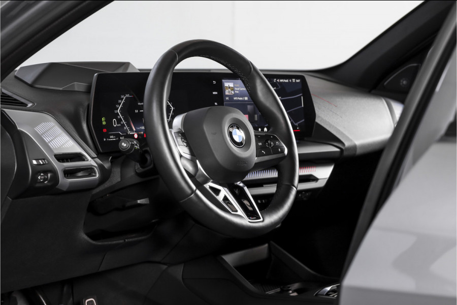 BMW 1-serie 120 M Sport | Innovation Pack | Premium Pack | S/K-Panodak | Dig. Cockpit | Adapt. Cruise | Stoel+-Stuurverw. | 360 Camera | NAV + App. Connect | Harman\Kardon | Head-Up | LM 19" | Afn. trekhaak | 1481