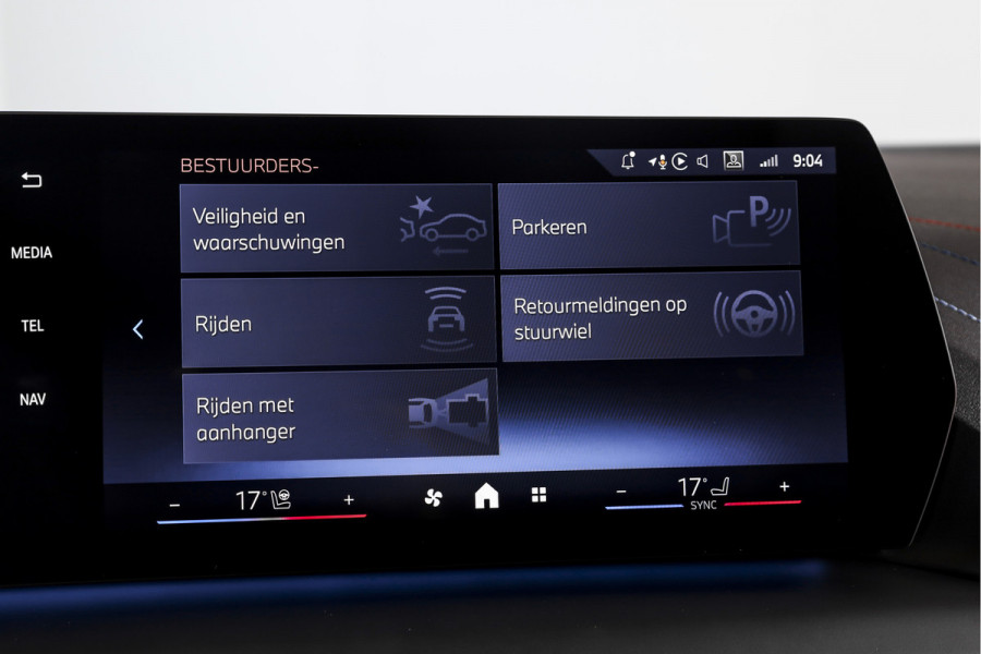 BMW 1-serie 120 M Sport | Innovation Pack | Premium Pack | S/K-Panodak | Dig. Cockpit | Adapt. Cruise | Stoel+-Stuurverw. | 360 Camera | NAV + App. Connect | Harman\Kardon | Head-Up | LM 19" | Afn. trekhaak | 1481