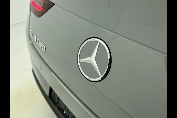 Mercedes-Benz CLA-Klasse 180 Business Solution AMG | AMG Line Plus pakket | Antidiefstalpakket GUARD 360° Plus | Multibeam LED | Smartphone-integratie | Head-up display | 	Parkeerpakket met 360°-camera |