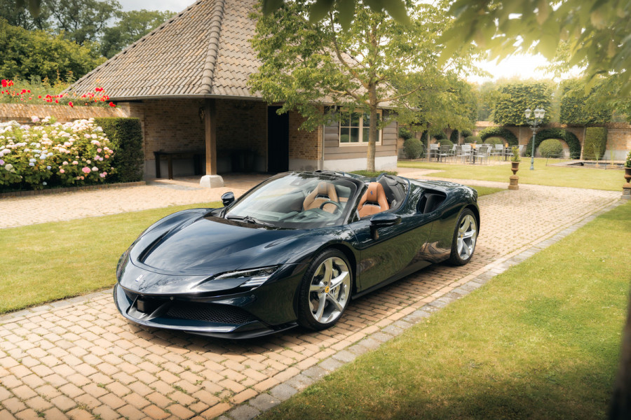 Ferrari SF90 Spider 4.0 V8 | Blu Pozzi | Daytona Seats Cioccolato |