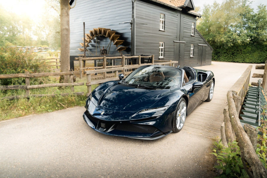 Ferrari SF90 Spider 4.0 V8 | Blu Pozzi | Daytona Seats Cioccolato |