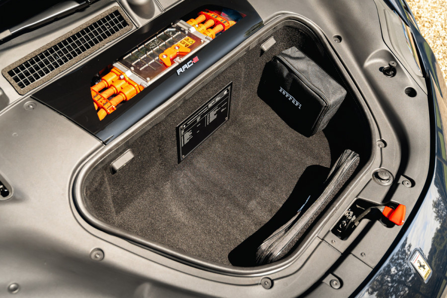 Ferrari SF90 Spider 4.0 V8 | Blu Pozzi | Daytona Seats Cioccolato |
