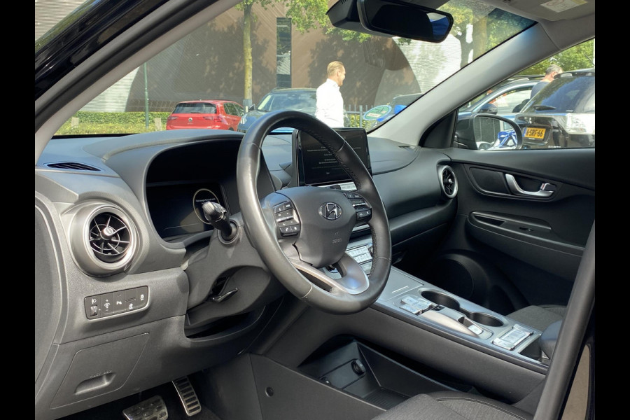 Hyundai Kona EV Fashion 64 kWh VAN: 29.900,- VOOR: 26.440,- UW HERFSTVOORDEEL: 3.460,- VOLLEDIGE FABR. GARANTIE t/m 03-2028 | KEYLESS ENTRY | CAMERA | STOELVERWARMING | WARMTEPOMP | 3 fase LADEN