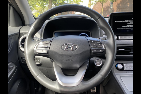 Hyundai Kona EV Fashion 64 kWh VAN: 29.900,- VOOR: 26.440,- UW HERFSTVOORDEEL: 3.460,- VOLLEDIGE FABR. GARANTIE t/m 03-2028 | KEYLESS ENTRY | CAMERA | STOELVERWARMING | WARMTEPOMP | 3 fase LADEN