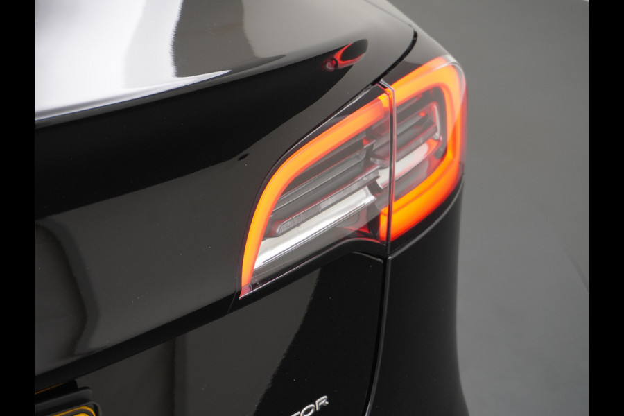 Tesla Model 3 Long Range AWD 75kWh 463PK SOH 99% 19"Lmv FSD-3 Computer Premium Audio AutoPilot Panoramadak Camera's Leer Adaptive-Cruise-Contr 4WD Stoel en achterbank verwarming Elektr.Stoelen+Memory+Easy-Entry WiFi Origineel Nederlandse Auto Garantie op Accu/Motor tot 22-04-2028/192.000km