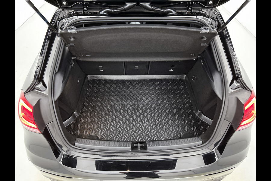 Mercedes-Benz A-Klasse 220 AMG Premium(BOM VOL, Pano, SfeerV, Burmester Audio, StoelV, Camera, Navi, PDC V+A, Etc)