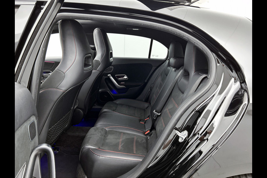 Mercedes-Benz A-Klasse 220 AMG Premium(BOM VOL, Pano, SfeerV, Burmester Audio, StoelV, Camera, Navi, PDC V+A, Etc)