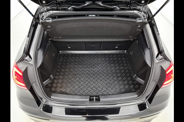 Mercedes-Benz A-Klasse 220 AMG Premium(BOM VOL, Pano, SfeerV, Burmester Audio, StoelV, Camera, Navi, PDC V+A, Etc)