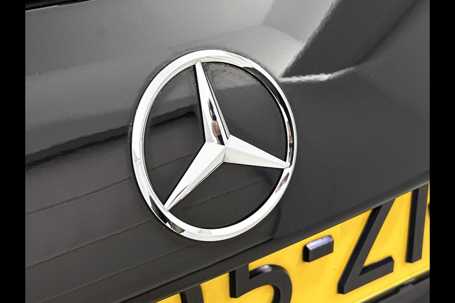 Mercedes-Benz A-Klasse 220 AMG Premium(BOM VOL, Pano, SfeerV, Burmester Audio, StoelV, Camera, Navi, PDC V+A, Etc)