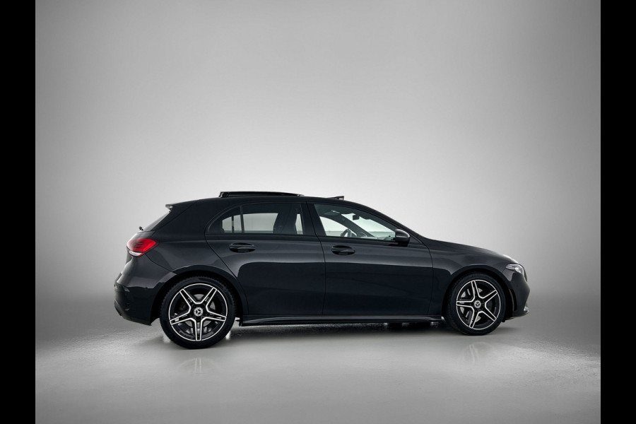 Mercedes-Benz A-Klasse 220 AMG Premium(BOM VOL, Pano, SfeerV, Burmester Audio, StoelV, Camera, Navi, PDC V+A, Etc)