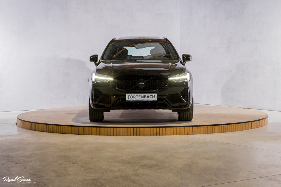 Volvo XC60 2.0 T8 Plug-in hybrid AWD Plus Black Edition | Long Range | Adaptieve cruise | Zwenkbare trekhaak | Harman Kardon | Panorama dak