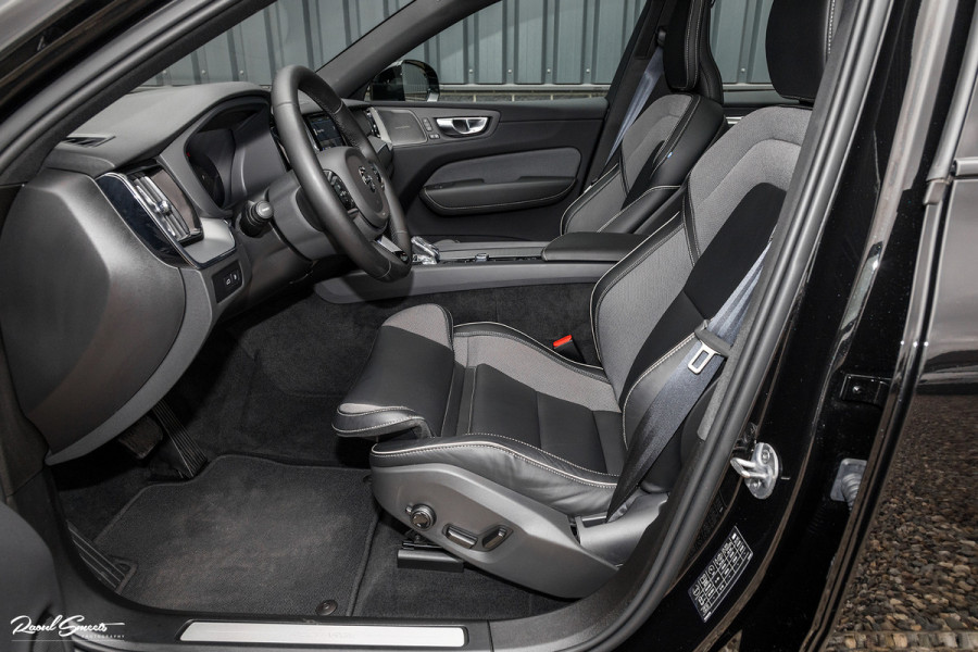 Volvo XC60 2.0 T8 Plug-in hybrid AWD Plus Black Edition | Long Range | Adaptieve cruise | Zwenkbare trekhaak | Harman Kardon | Panorama dak